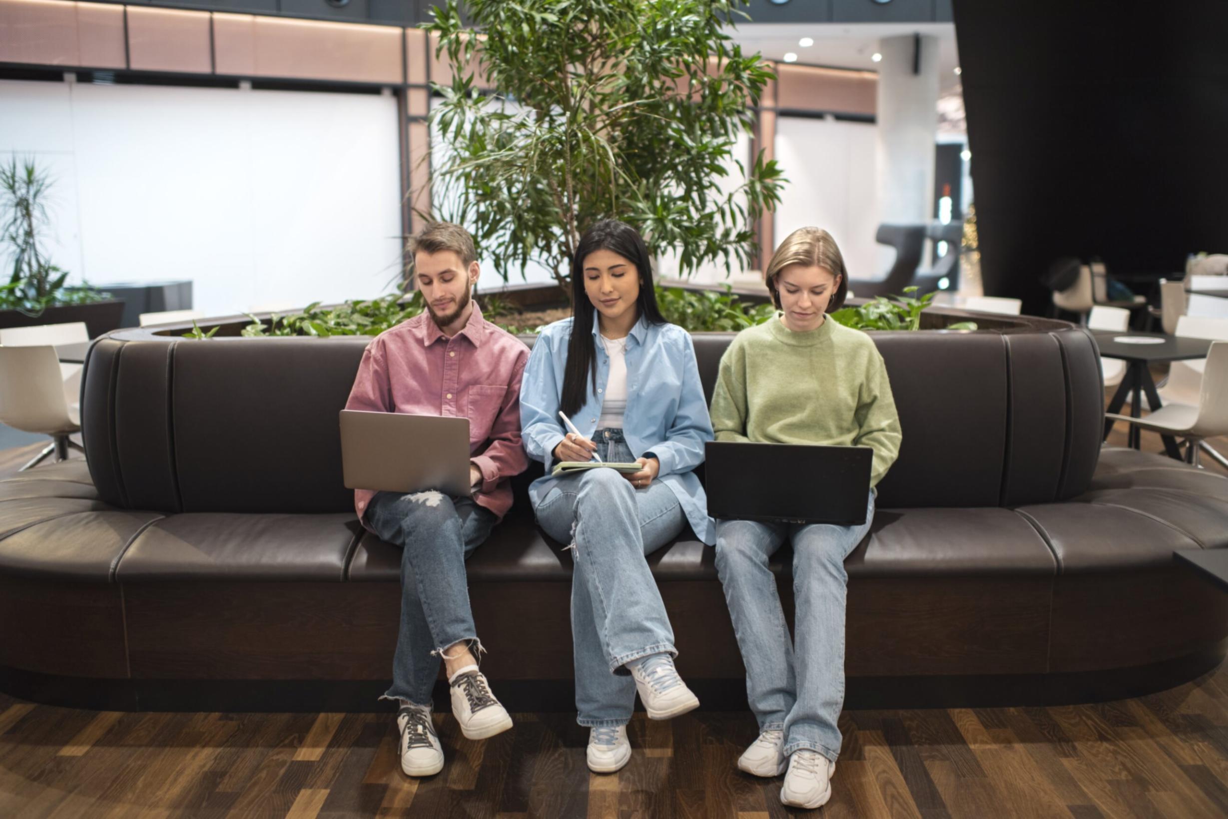 Świeże warzywa i produkty spożywcze pokazujące różnorodność zbilansowanego odżywiania